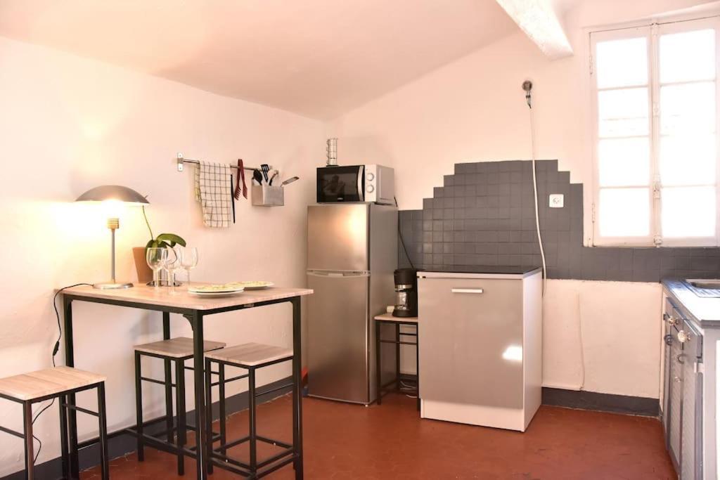 Lovely Flat In The Heart Of The Medieval City Hyeres Exterior photo