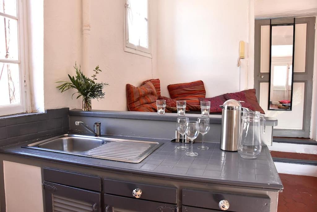 Lovely Flat In The Heart Of The Medieval City Hyeres Exterior photo